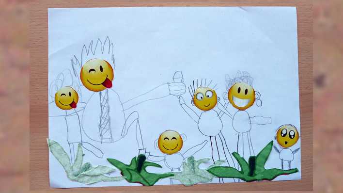 Bildcollage: sechs gezeichnete Figuren mit aufgeklebtem Smiley, brauner Hintergrund (Quelle: rbb/OHRENBÄR/Sonja Kessen)
